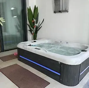 Luxury Hot Tub Included In Price